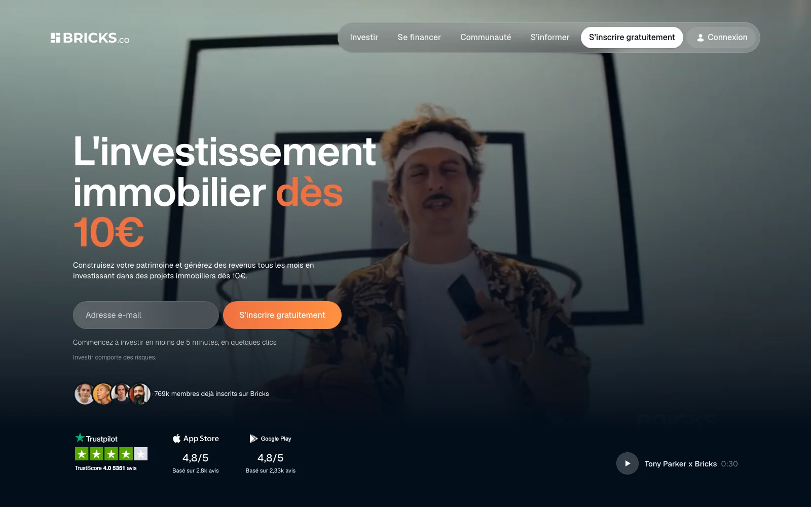 Le site Bricks.co : une promesse d’investissement immobilier accessible dès 10 euros, sur un fond vidéo avec Tony Parker.